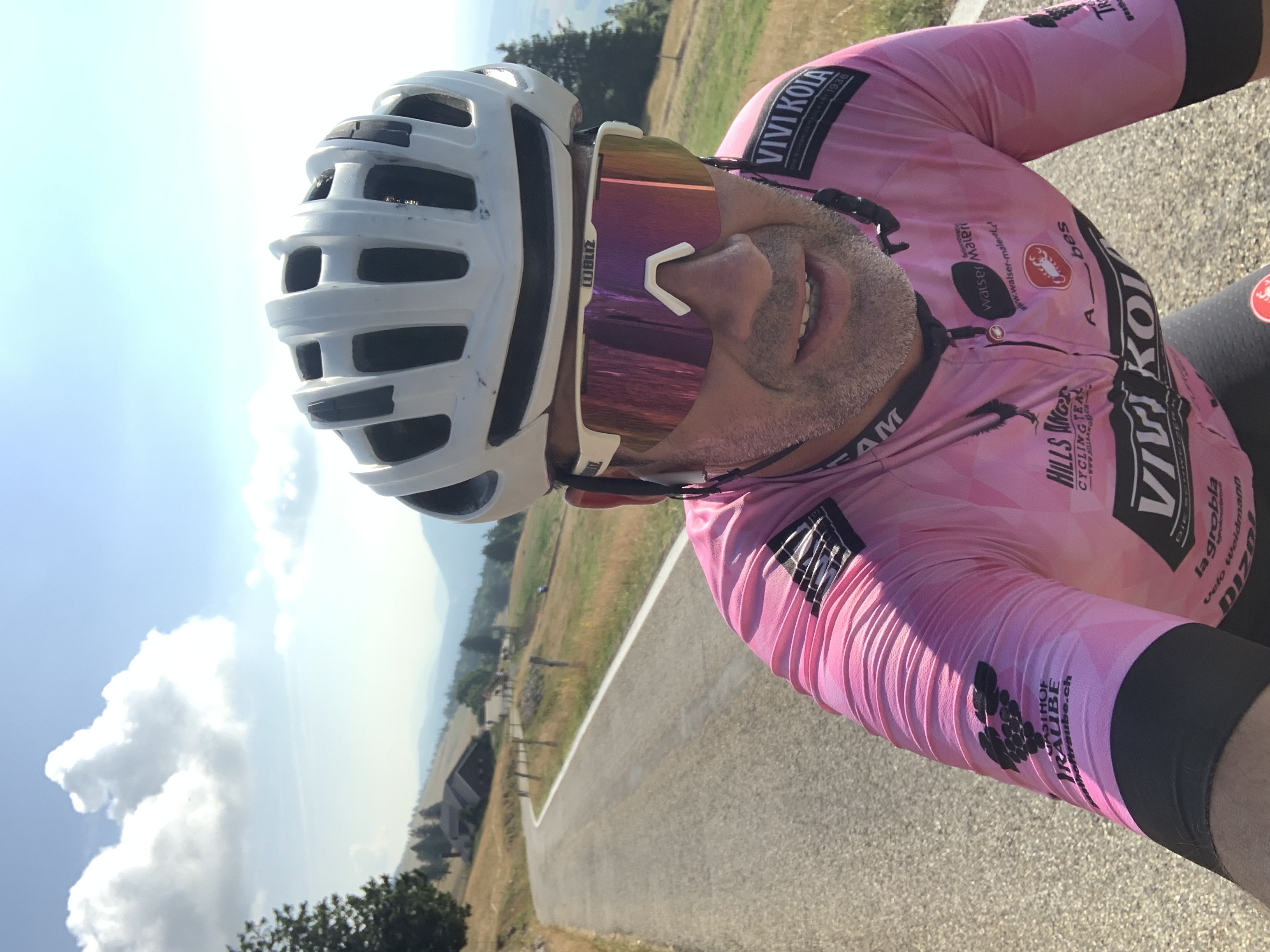 Miguelito auf dem Rennrad in den Bergen